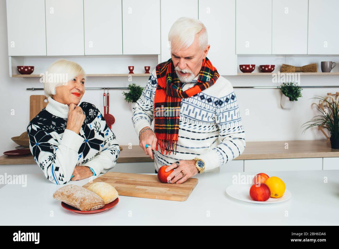 buona coppia, anziani che preparano cibo sano in cucina Foto Stock