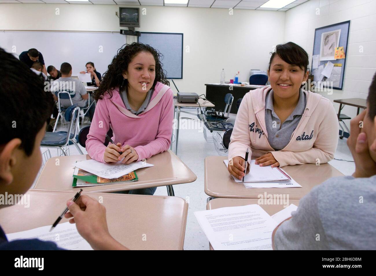 Hidalgo, Texas USA, 27 febbraio 2007: Le ragazze di Freshman ispaniche collaborano con i ragazzi durante la lezione di matematica alla Hidalgo High School nel sud del Texas. ©Bob Daemmrich Foto Stock Hidalgo, Texas USA, 27 febbraio 2007: Le ragazze di Freshman ispaniche collaborano con i ragazzi durante la lezione di matematica alla Hidalgo High School nel sud del Texas. ©Bob Daemmrich Foto Stock