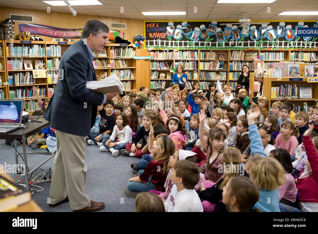 Austin, Texas USA, 29 novembre 2007: L'autore Rick Riordan, che scrive libri per bambini con temi basati sulla mitologia greca, racconta storie a 5th e 6th gradi nella biblioteca scolastica di Barton Hills Elementary. ©Bob Daemmrich Foto Stock