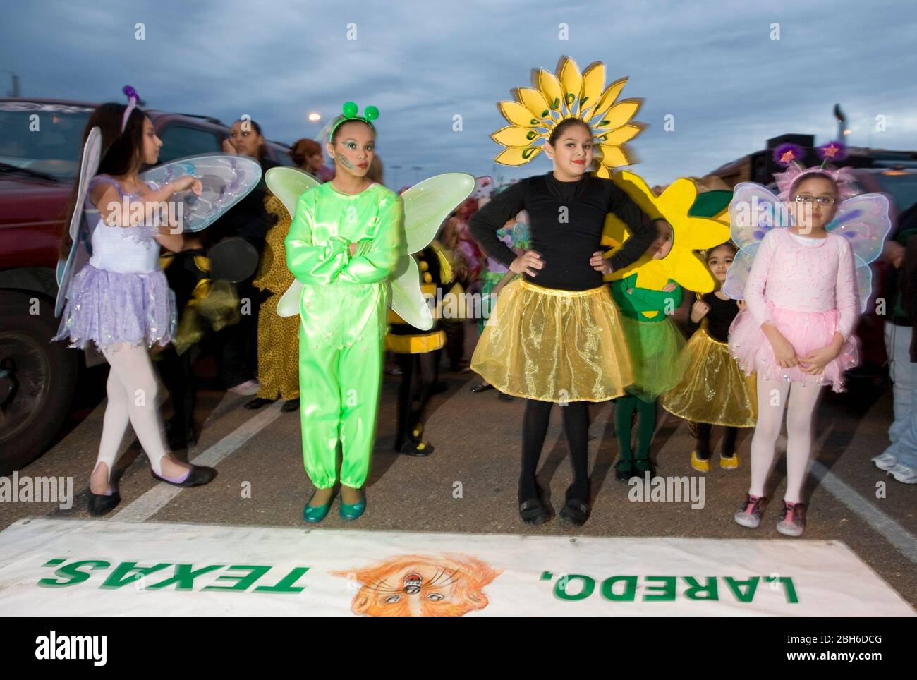 Laredo, Texas USA, 19 febbraio 2009: Parata giovanile per bambini sotto le stelle alla celebrazione annuale del compleanno di Washington nelle città gemelle di Laredo, Texas e Nuevo Laredo, Messico. ©Bob Daemmrich Foto Stock Laredo, Texas USA, 19 febbraio 2009: Parata giovanile per bambini sotto le stelle alla celebrazione annuale del compleanno di Washington nelle città gemelle di Laredo, Texas e Nuevo Laredo, Messico. ©Bob Daemmrich Foto Stock