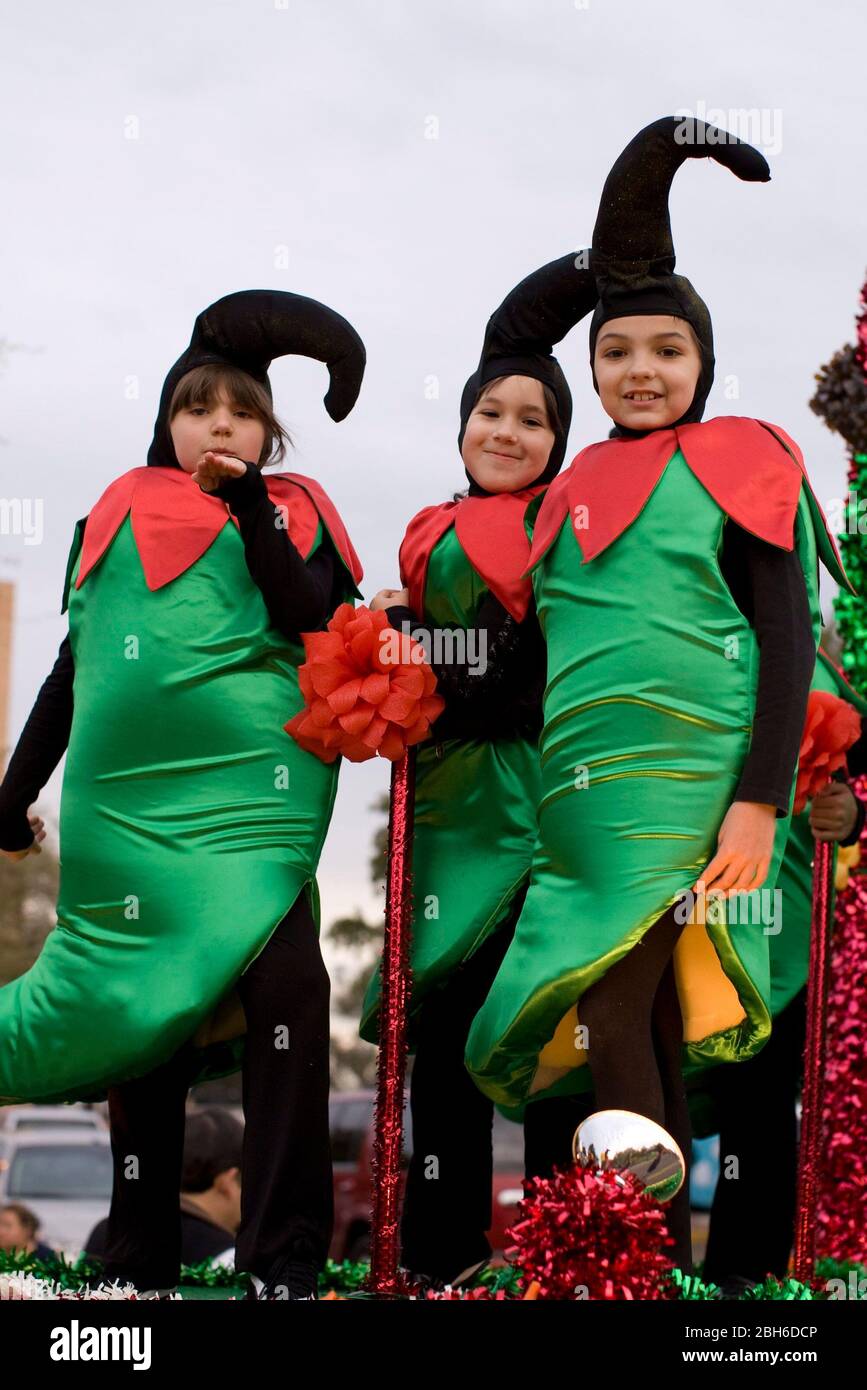 Laredo, Texas USA, 19 febbraio 2009: Ragazze ispaniche vestite come peperoni jalapeno alla Parata giovanile dei bambini sotto le stelle durante la celebrazione annuale del compleanno di Washington nelle città gemelle di Laredo, TX e Nuevo Laredo, Messico. ©Bob Daemmrich Foto Stock Laredo, Texas USA, 19 febbraio 2009: Ragazze ispaniche vestite come peperoni jalapeno alla Parata giovanile dei bambini sotto le stelle durante la celebrazione annuale del compleanno di Washington nelle città gemelle di Laredo, TX e Nuevo Laredo, Messico. ©Bob Daemmrich Foto Stock