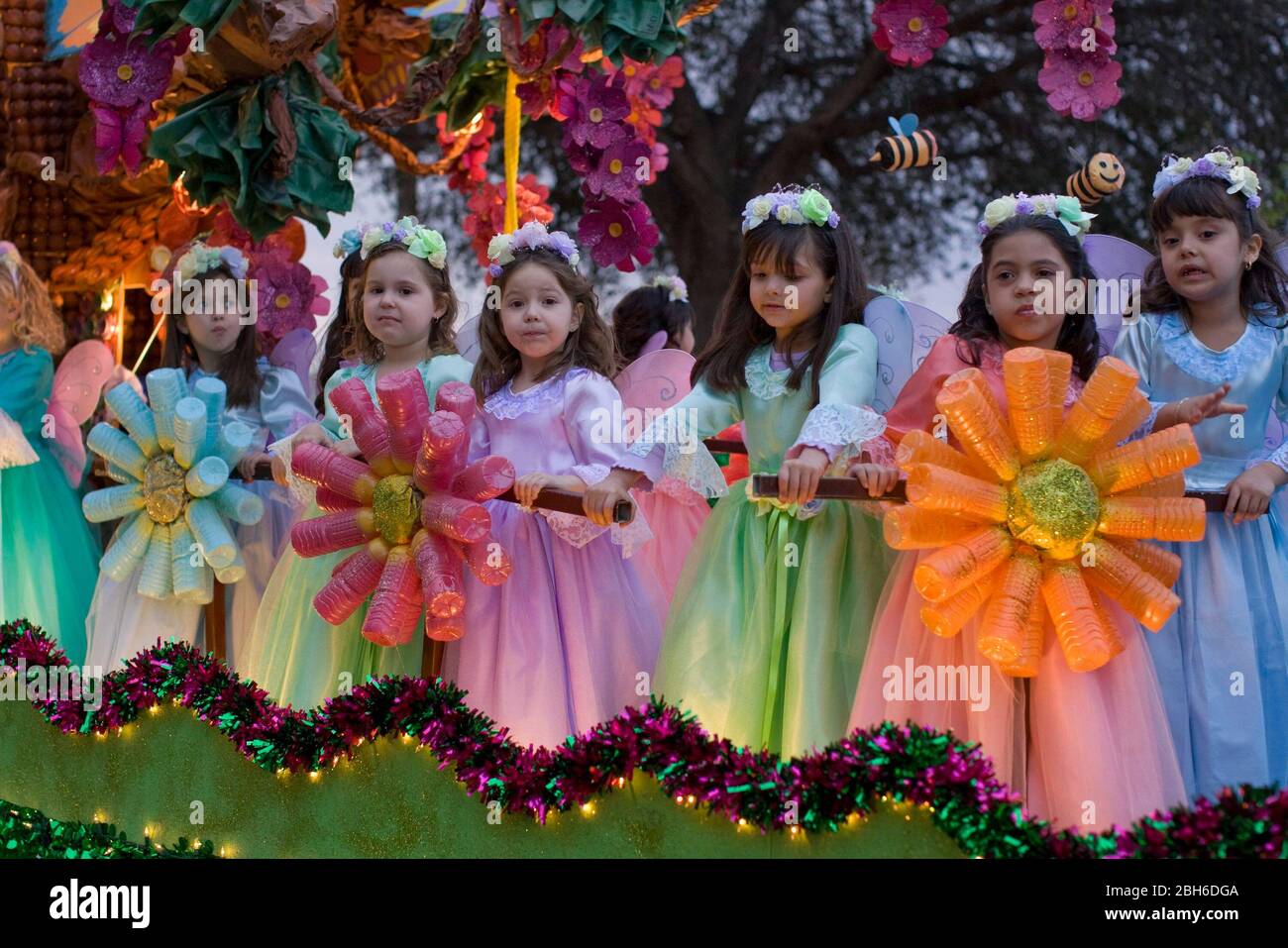 Laredo, Texas USA, 19 febbraio 2009: Parata giovanile per bambini sotto le stelle alla celebrazione annuale del compleanno di Washington nelle città gemelle di Laredo, Texas e Nuevo Laredo, Messico. ©Bob Daemmrich Foto Stock Laredo, Texas USA, 19 febbraio 2009: Parata giovanile per bambini sotto le stelle alla celebrazione annuale del compleanno di Washington nelle città gemelle di Laredo, Texas e Nuevo Laredo, Messico. ©Bob Daemmrich Foto Stock