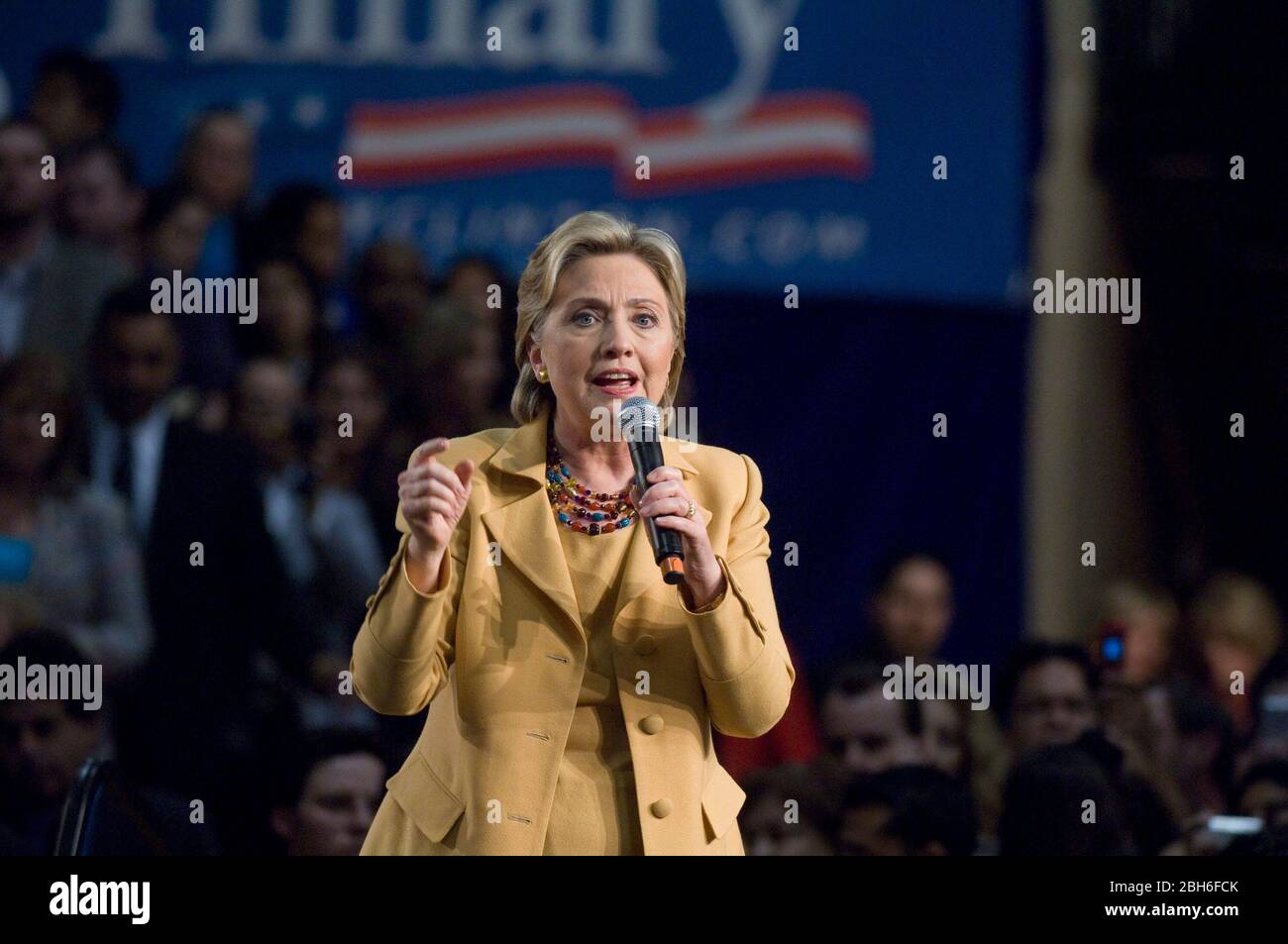 San Antonio Texas USA, febbraio 13 2008: Il senatore americano Hillary Clinton, candidato leader per la candidatura presidenziale democratica, si rivolge a una folla di 5.000 sostenitori durante un rally campagna alla St. Mary's University. ©Bob Daemmrich Foto Stock