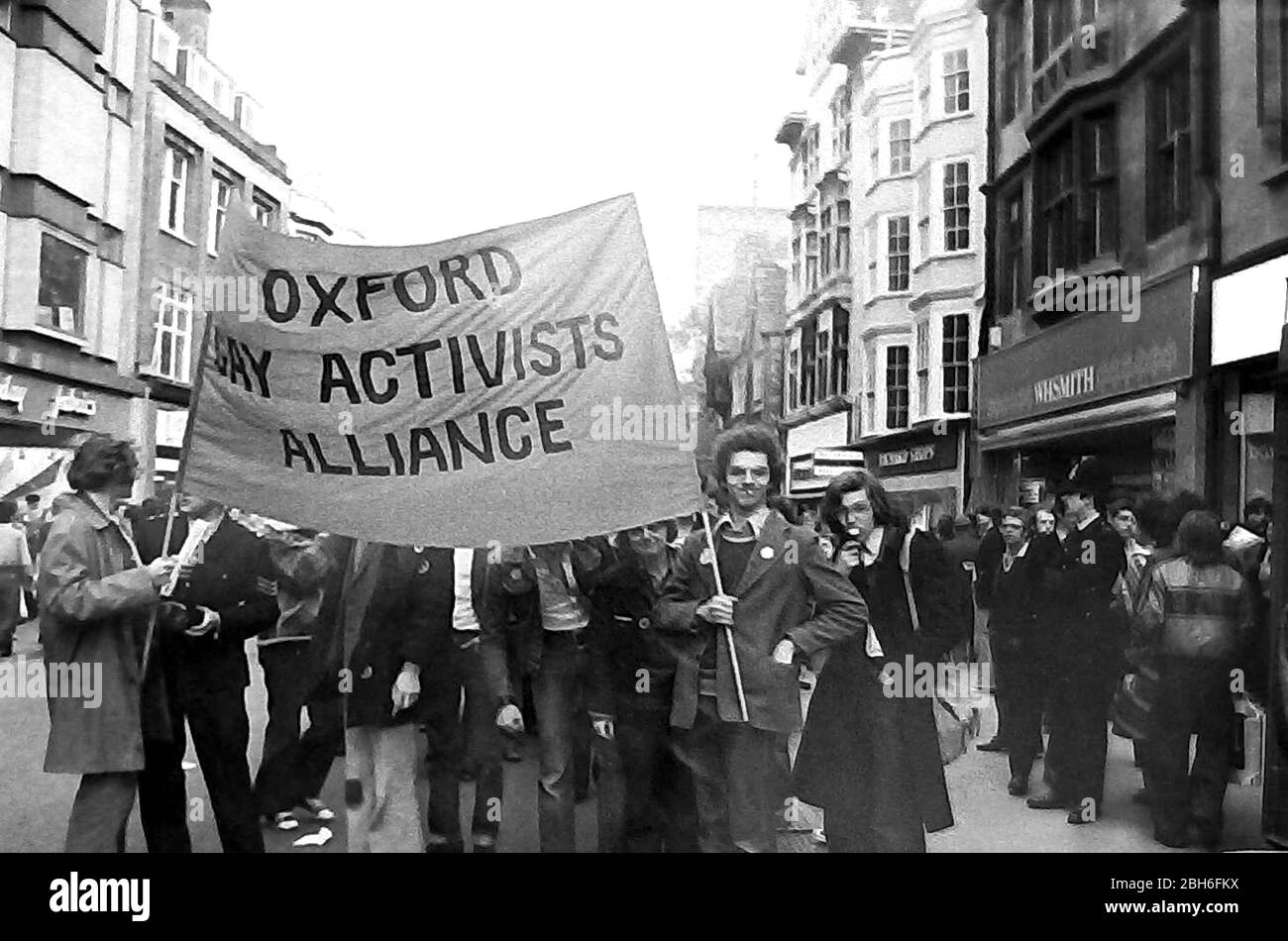 Gli uomini hanno un banner Oxford Gay Activists Alliance per protestare al di fuori del negozio di W H Smith a Oxford, Inghilterra, regno unito, nel 1978. W H Smith, come catena, aveva deciso di smettere di vendere il giornale 'Gay News', scatenando le proteste. I gruppi della Gay Activists Alliance in tutto il regno unito hanno protestato contro molti negozi di W H Smith diversi in quel periodo. Foto Stock