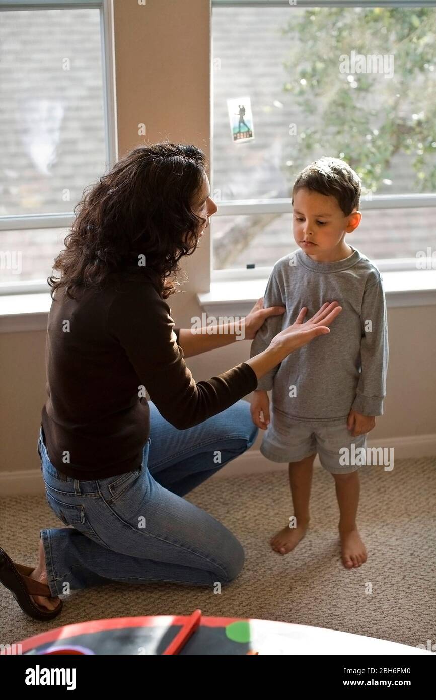 La mamma ispanica parla con un figlio arrabbiato di 4 anni. SIG. ©Bob Daemmrich Foto Stock