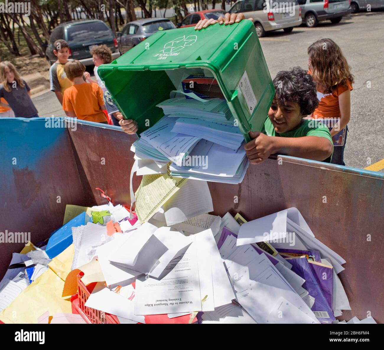 Austin, Texas USA, 4 giugno 2008. Barton Hills Elementary School 5th ragazzi e ragazze riciclano la carta dalle loro aule l'ultimo giorno di scuola. ©Bob Daemmrich Foto Stock