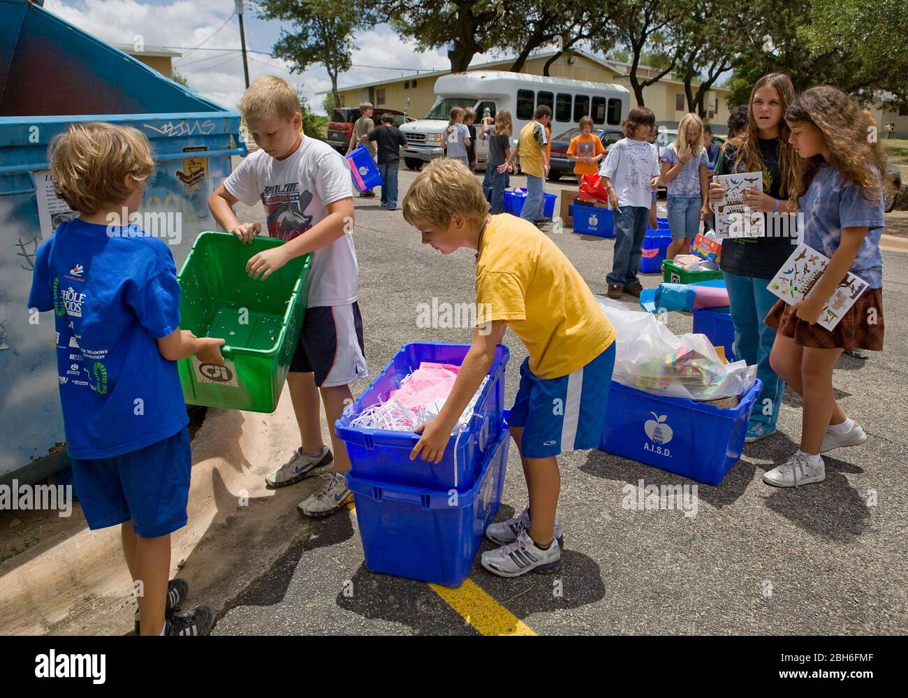 Austin, Texas USA, 4 giugno 2008. Barton Hills Elementary School 5th ragazzi e ragazze riciclano la carta dalle loro aule l'ultimo giorno di scuola. ©Bob Daemmrich Foto Stock