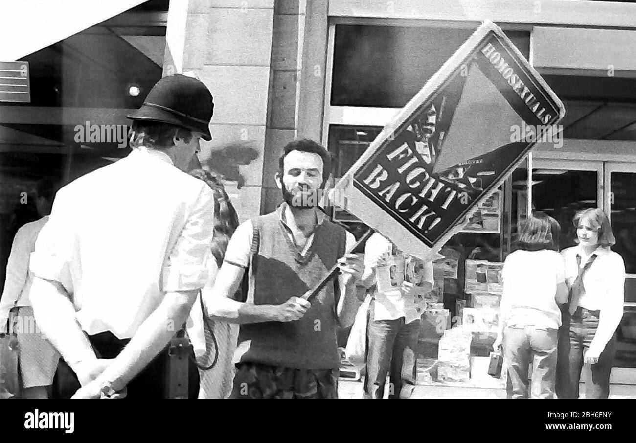 Un uomo ha un cartello che dice: 'Omosessuali combattere indietro' mentre il gruppo dell'Alleanza attivisti gay protesta fuori di un negozio di W H Smith a Londra, Inghilterra, nell'estate 1978. W H Smith, come catena, aveva deciso di smettere di vendere il giornale 'Gay News', scatenando le proteste. I gruppi della Gay Activists Alliance in tutto il regno unito hanno protestato contro molti negozi di W H Smith diversi in quel periodo. Foto Stock