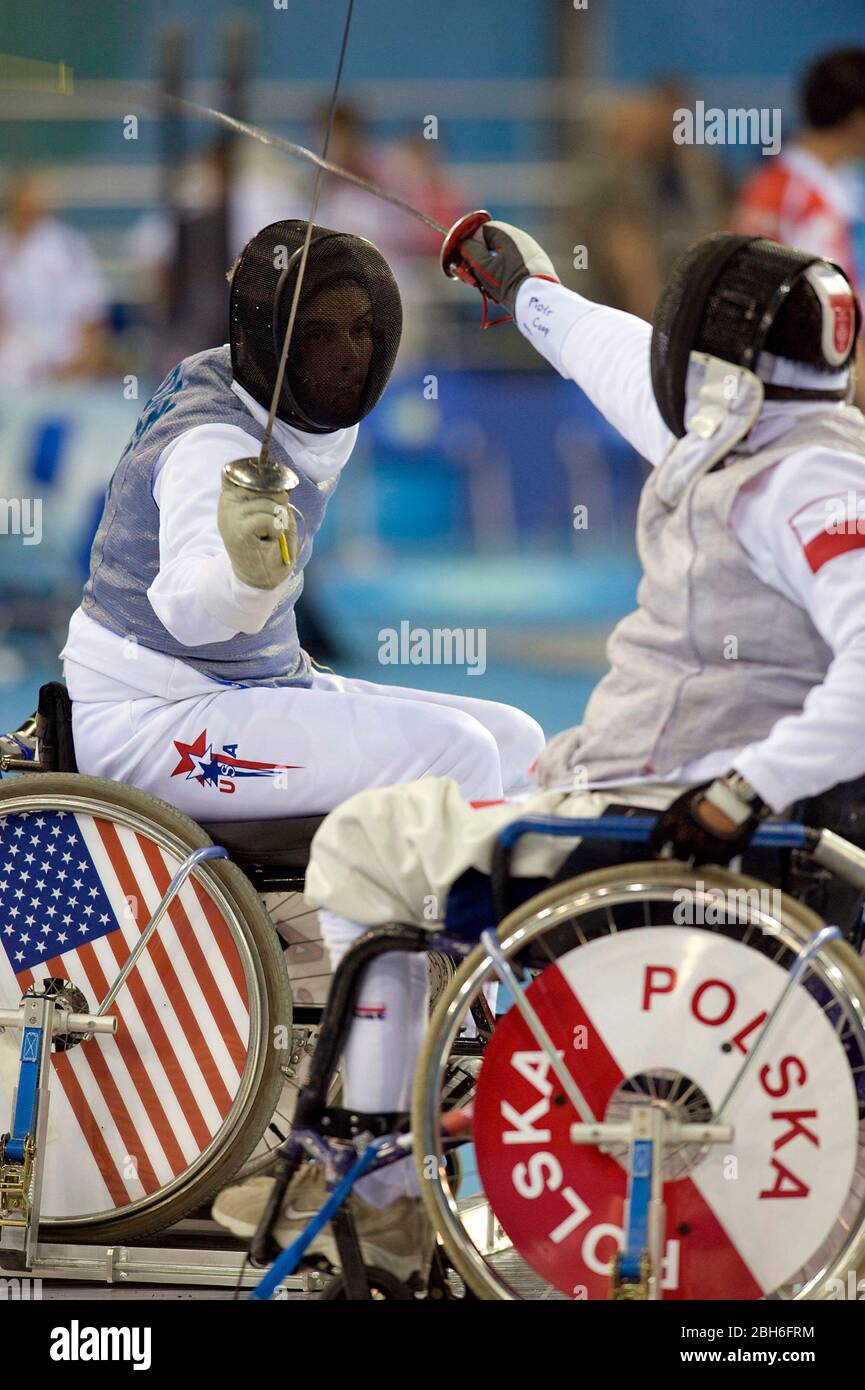 Pechino, Cina, 13 settembre 2008: Il giorno 8 della competizione atletica ai Giochi Paralimpici di Pechino 2008 mostra Scott Rodgers degli Stati Uniti che affronta Piotr Czop della Polonia nella categoria di fogli singoli degli uomini della scherma in sedia a rotelle. Rodgers ha vinto la partita per avanzare in competizione. ©Bob Daemmrich Foto Stock