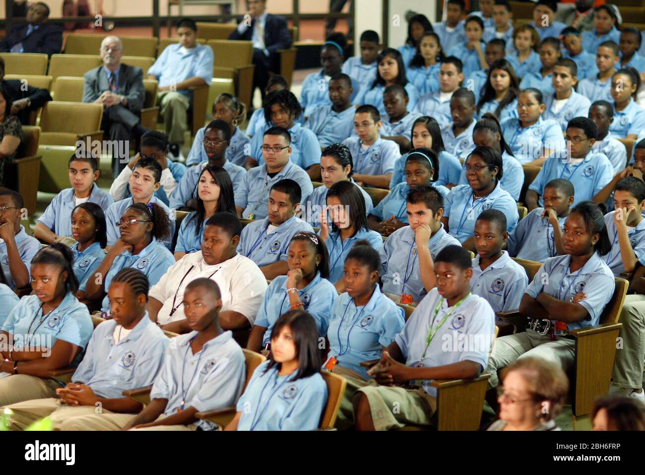 Dallas, Texas USA, 1 ottobre 2008: Gli studenti di nono grado frequentano un'assemblea presso la Peak Academy, una Early College High School dove gli studenti si impegnano per iscritto a superare tutte le classi e saranno garantiti l'ingresso all'università dopo la laurea. ©Bob Daemmrich Foto Stock