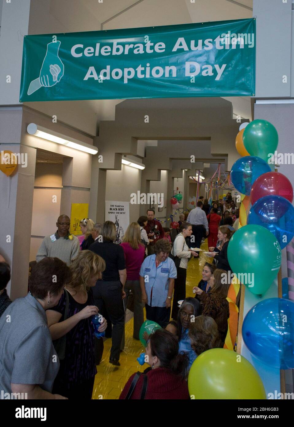 Austin, Texas, 20 novembre 2008: Celebrando la Giornata nazionale di adozione nel Texas centrale sono state 24 famiglie che hanno adottato i bambini in cerimonie festive alla corte Juvenile della contea di Travis. ©Bob Daemmrich Foto Stock