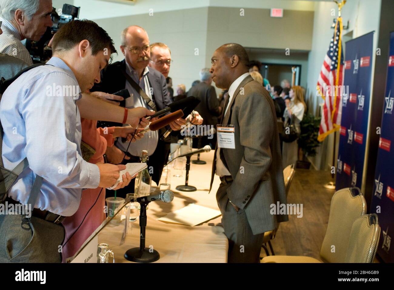 Austin Texas USA, 6 novembre 2008: Nel corso di una conferenza pre-legislativa sponsorizzata dalla LBJ School of Public Affairs, Sylvester Turner (r), rappresentante dello stato di Houston, parla ai media dopo una sessione. ©Bob Daemmrich Foto Stock