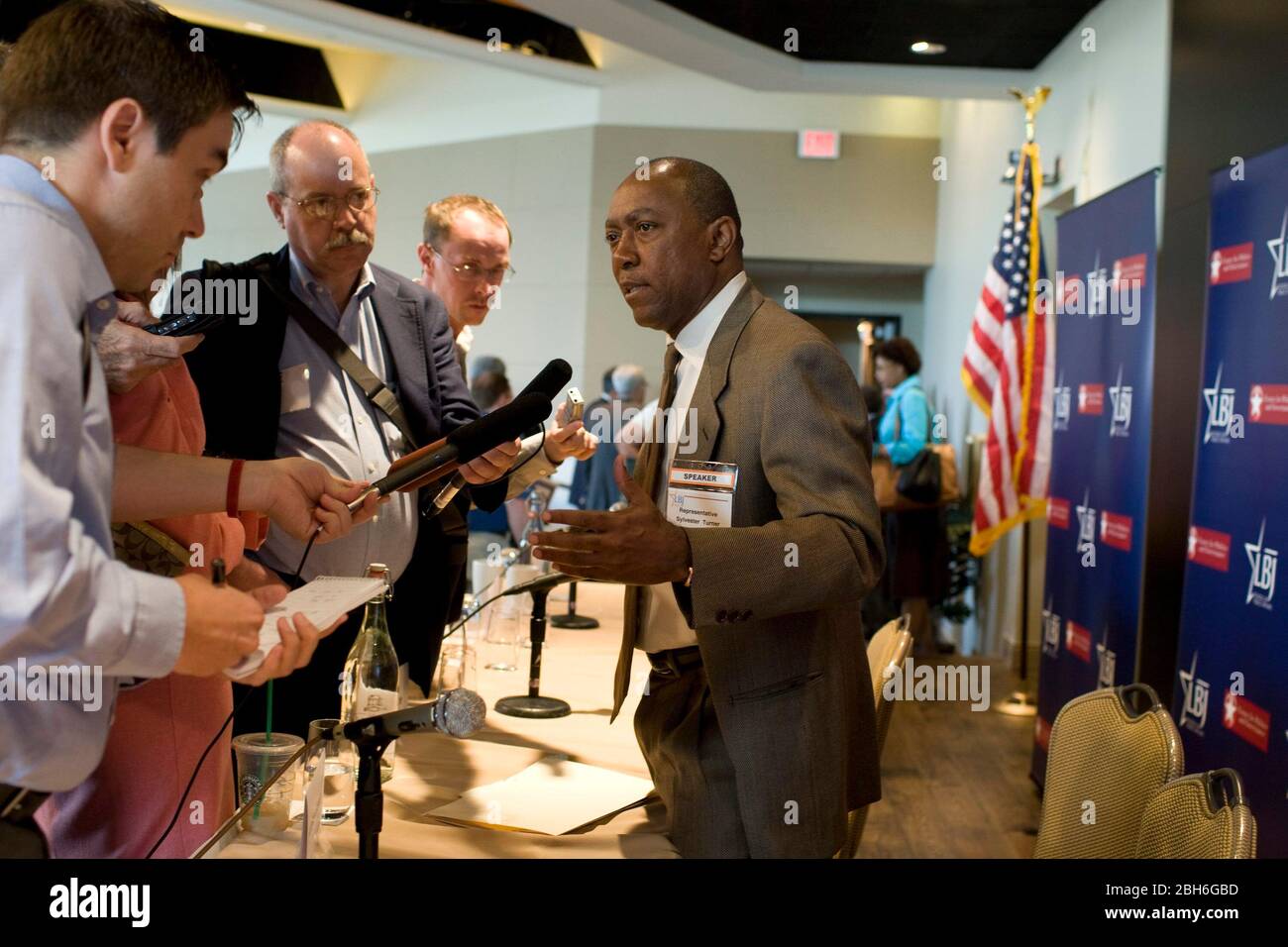 Austin Texas USA, 6 novembre 2008: Nel corso di una conferenza pre-legislativa sponsorizzata dalla LBJ School of Public Affairs, Sylvester Turner (r), rappresentante dello stato di Houston, parla ai media dopo una sessione. ©Bob Daemmrich Foto Stock