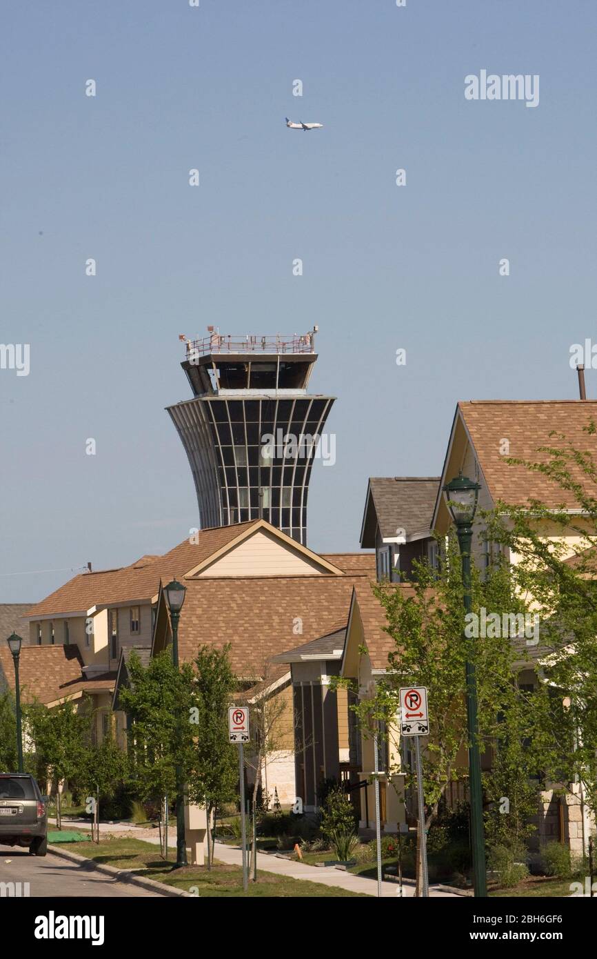 Austin, Texas USA, 2 aprile 2009: La costruzione continua sullo sviluppo di alloggi Mueller sul sito del vecchio aeroporto di Austin Mueller, che alla fine consisterà di più di 1.100 case su 700 acri. Il sito è un esempio di sviluppo urbanistico sostenibile, orientato al transito, nel cuore del centro di Austin. ©Bob Daemmrich Foto Stock