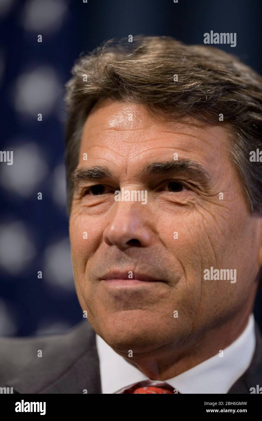 Austin, Texas: 2 giugno 2009. Il governatore del Texas Rick Perry, parlando al corpo stampa del Capitol, delinea i risultati e i fallimenti della 81esima sessione legislativa del Texas che si è conclusa ieri senza compromessi su diverse questioni chiave. ©Bob Daemmrich Foto Stock