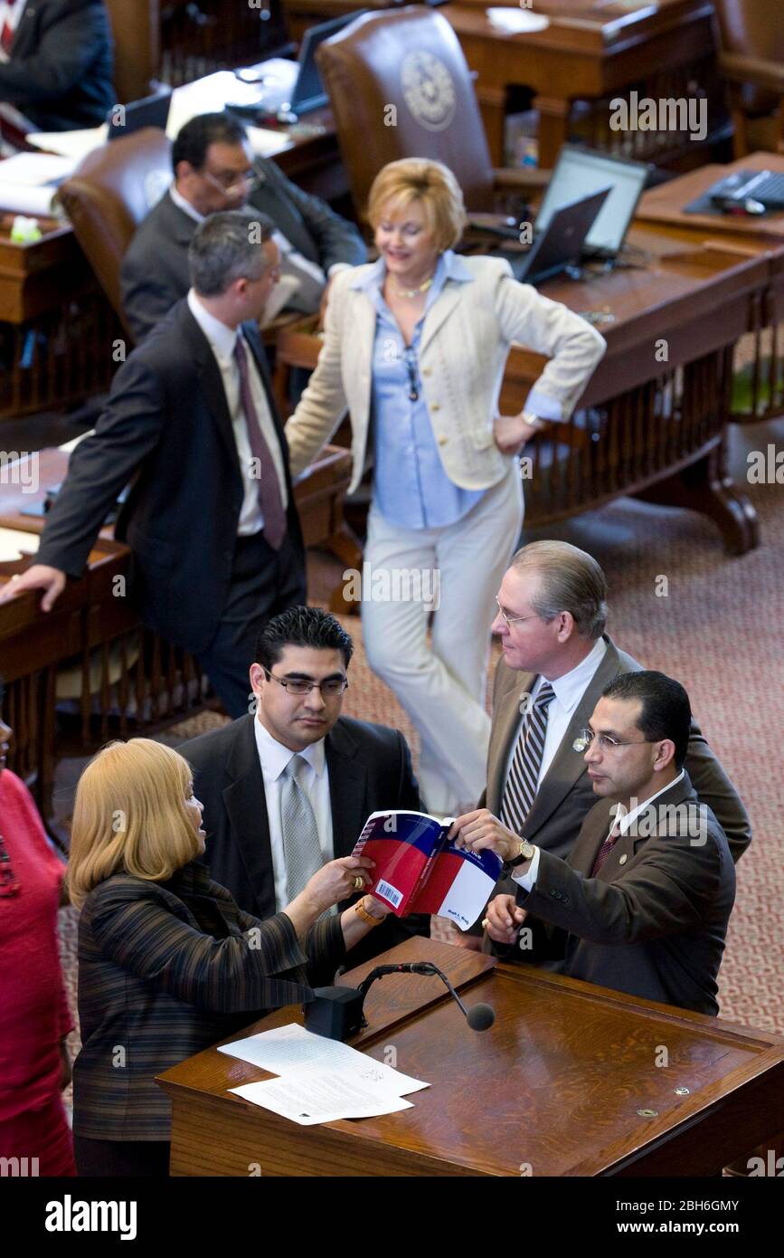 Austin, Texas USA, 1 giugno 2009: L'ultimo giorno della 81st sessione legislativa del Texas nella Camera dei deputati mostra ai legislatori democratici di ricercare un richiamo al regolamento nel libro delle regole dell'ultimo giorno. ©Bob Daemmrich Foto Stock