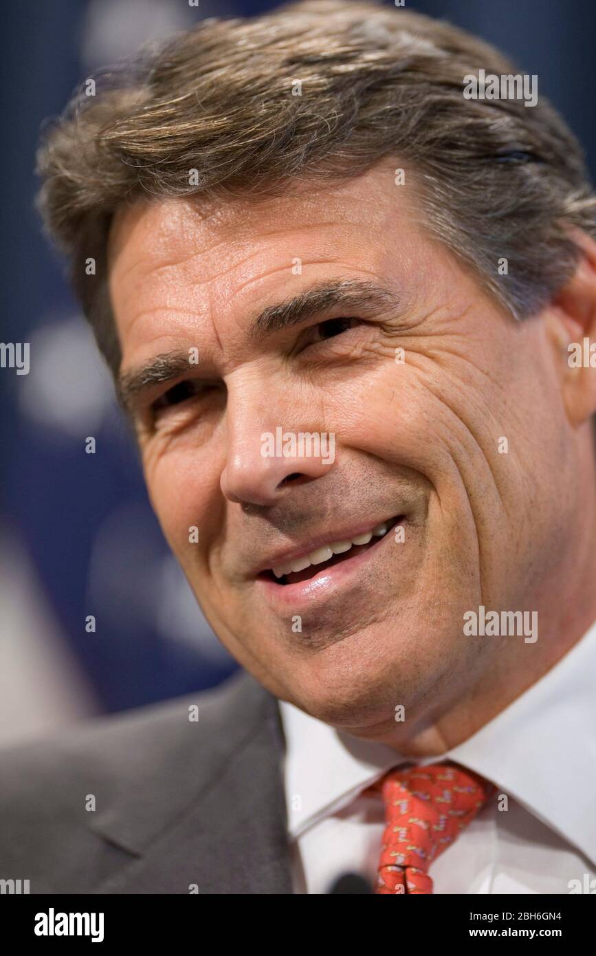 Austin, Texas: 2 giugno 2009. Il governatore del Texas Rick Perry, parlando al corpo stampa del Capitol, delinea i risultati e i fallimenti della 81esima sessione legislativa del Texas che si è conclusa ieri senza compromessi su diverse questioni chiave. ©Bob Daemmrich Foto Stock