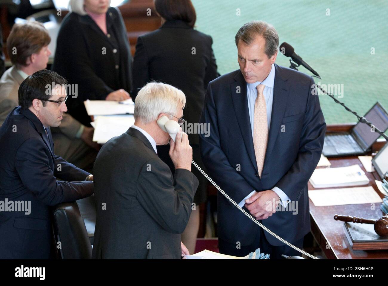 Austin, Texas USA, 1 giugno 2009: Il senatore del Texas Steve Ogden (l) (R-Bryan) conferisce per telefono come il governatore del Texas David Dewhurst (r) ascolta l'ultimo giorno del 81st. Sessione legislativa. Il Senato si è rifiutato di approvare nelle ultime ore dei conti fondamentali che potrebbero sfociare in una sessione speciale di quest'estate. ©Bob Daemmrich Foto Stock