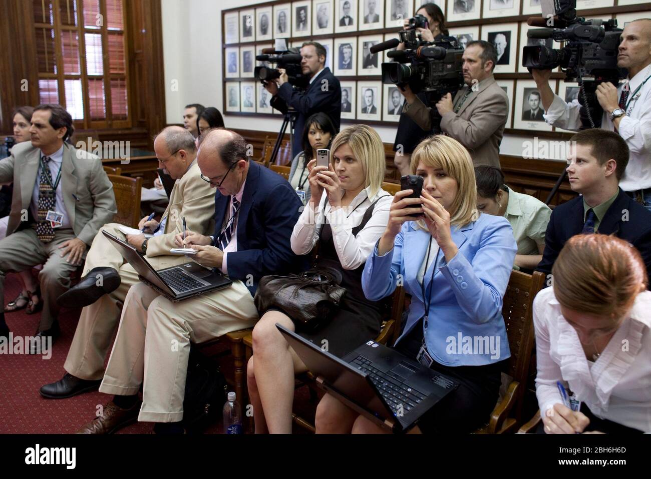 Austin Texas USA, 20 maggio 2009: Azione politica nella Texas House durante gli ultimi giorni della 81st sessione legislativa, mostrando vari tipi di media utilizzati dal corpo stampa del Campidoglio per riferire sulla sessione. ©Bob Daemmrich Foto Stock