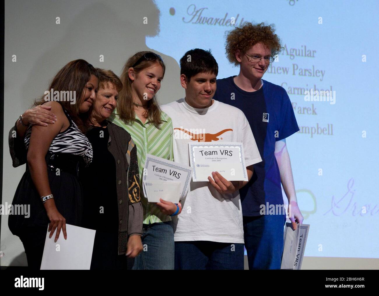 Austin, TX 3 giugno 2009: Gli studenti ricevono premi tecnologici in occasione di una cerimonia di premiazione accademica presso la Texas School per i non udenti che onorano i 51 anziani della scuola di Austin del sud con più di 500 studenti. ©Bob Daemmrich Foto Stock Austin, TX 3 giugno 2009: Gli studenti ricevono premi tecnologici in occasione di una cerimonia di premiazione accademica presso la Texas School per i non udenti che onorano i 51 anziani della scuola di Austin del sud con più di 500 studenti. ©Bob Daemmrich Foto Stock