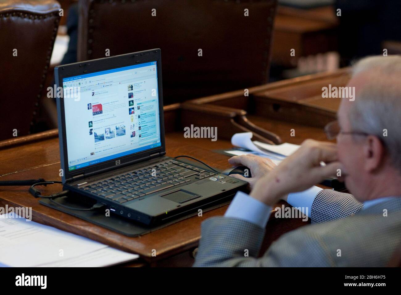 Austin, TX: 20 maggio 2009: Azione politica nella Texas House durante gli ultimi giorni della 81st sessione legislativa. Il rappresentante Gary Elkins controlla il suo newsfeed alla sua scrivania su un laptop. ©Bob Daemmrich Foto Stock