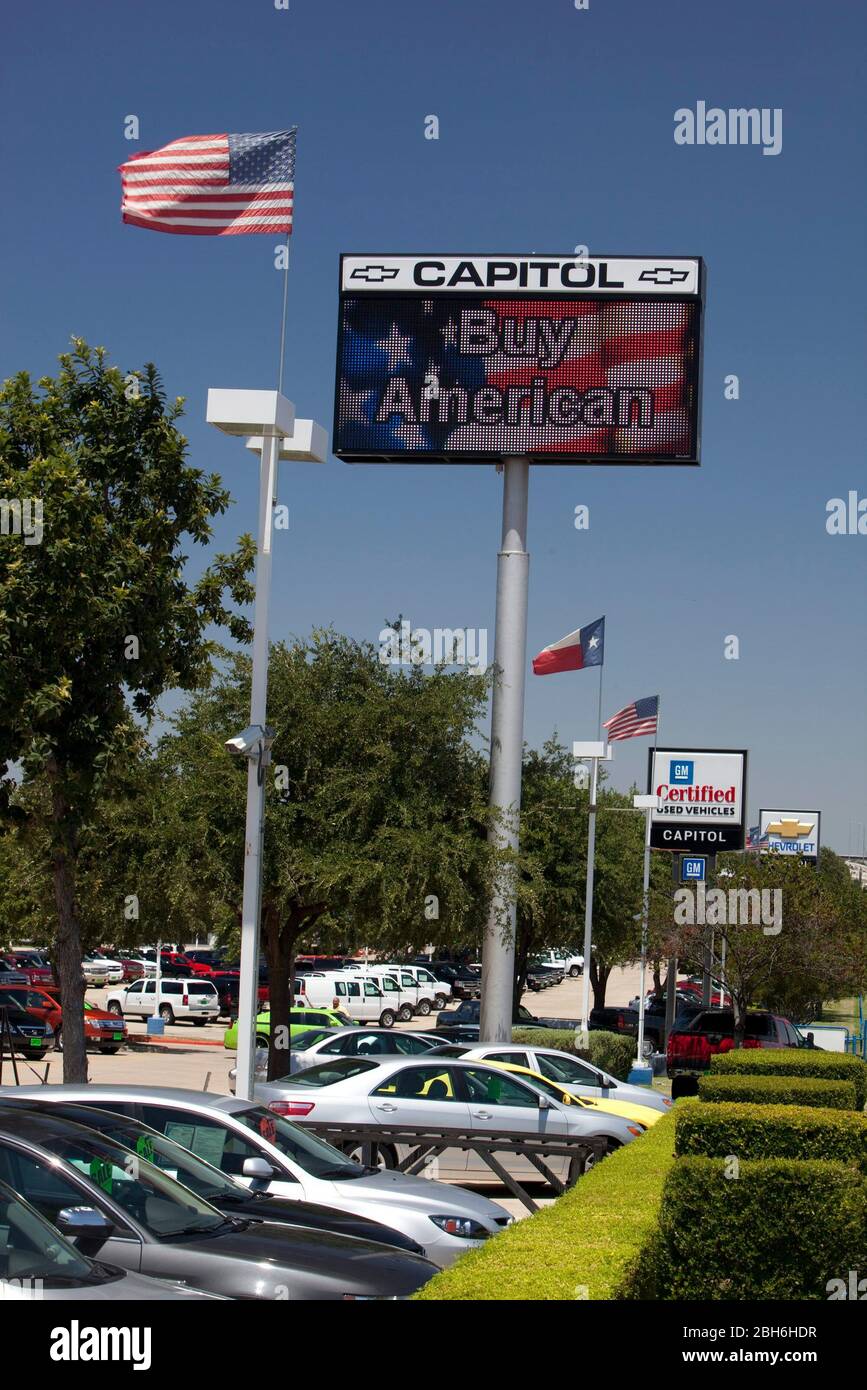 Austin, TX 7 agosto 2009: Le nuove auto sono esposte sotto un segno che incoraggia i consumatori ad acquistare veicoli americani al Capitol Chevrolet di Austin. ©Bob Daemmrich Foto Stock