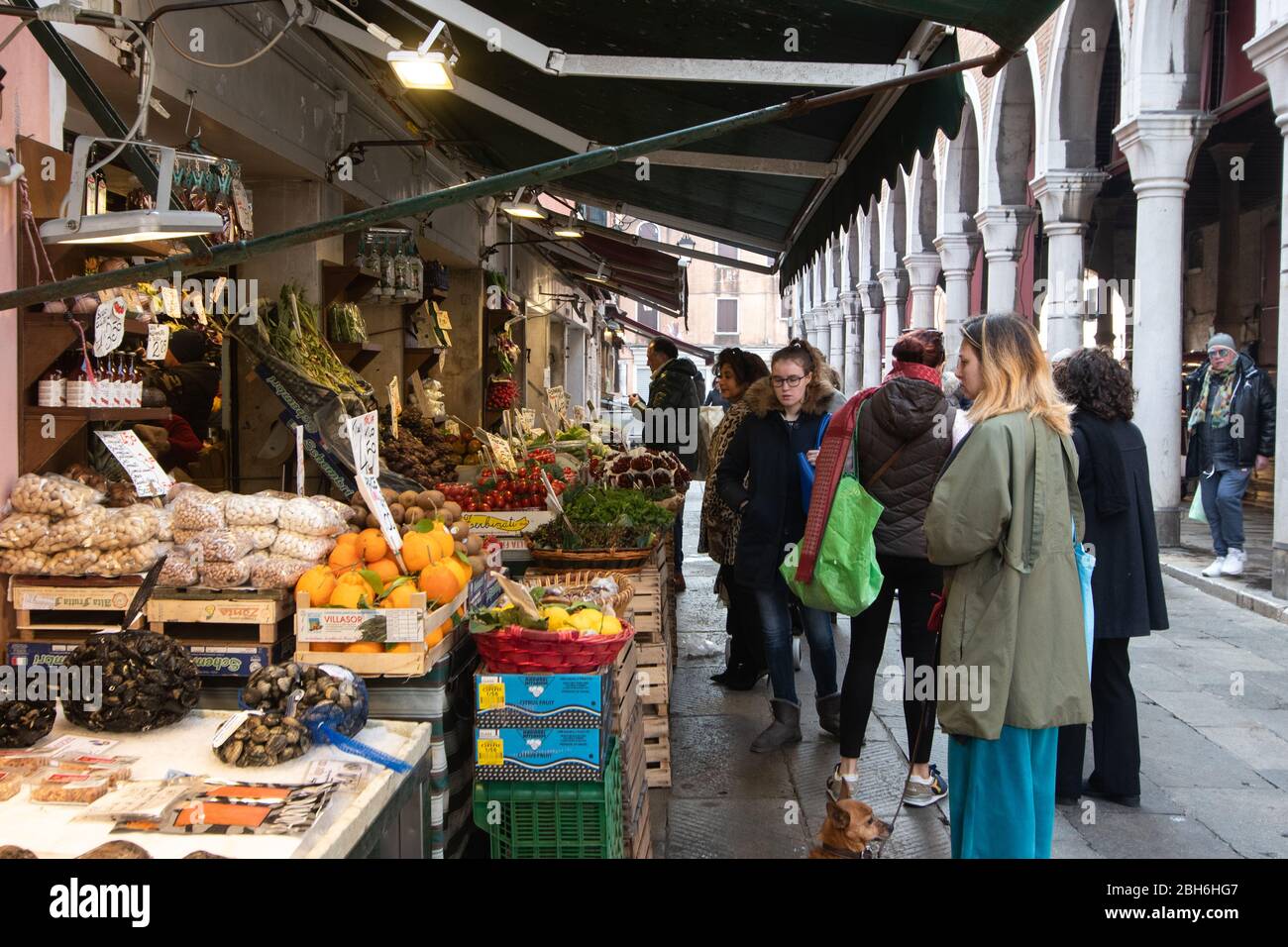 VENEZIA, ITALIA - APRILE 2020: Si acquistano verdure al mercato di Rialto durante la chiusura nazionale per la pandemia Covid-19. Foto Stock