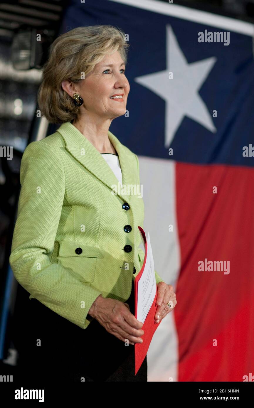 Waco, Texas 18 agosto 2009: Il senatore statunitense Kay Bailey Hutchison continua il suo tour di annuncio per la nomina repubblicana come governatore del Texas con una sosta presso un magazzino di trasporto Tejas nel centro di Waco. Sta sfidando il governatore in carica di lunga data Rick Perry nella primaria di marzo. ©Bob Daemmrich Foto Stock