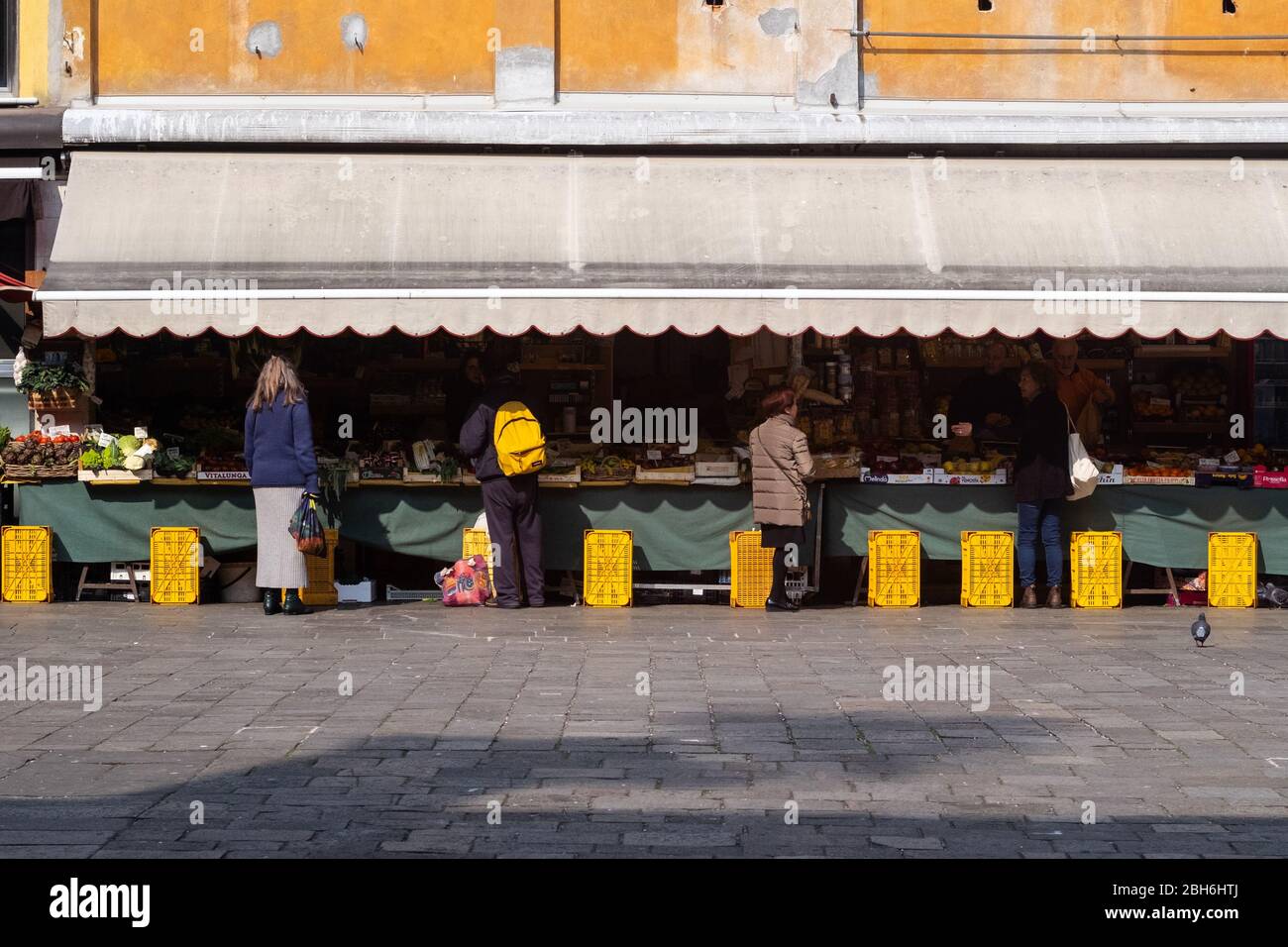VENEZIA, ITALIA - APRILE 2020: Si acquistano verdure al mercato di Rialto durante la chiusura nazionale per la pandemia Covid-19. Foto Stock