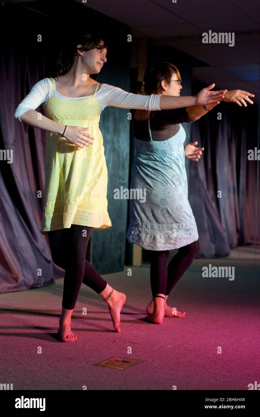 El Paso, Texas 28 maggio 2009: Gli studenti ballano con i partner durante la lezione di danza e movimento alla Mission Early College High School nel distretto Socorro di El Paso. ©Bob Daemmrich Foto Stock