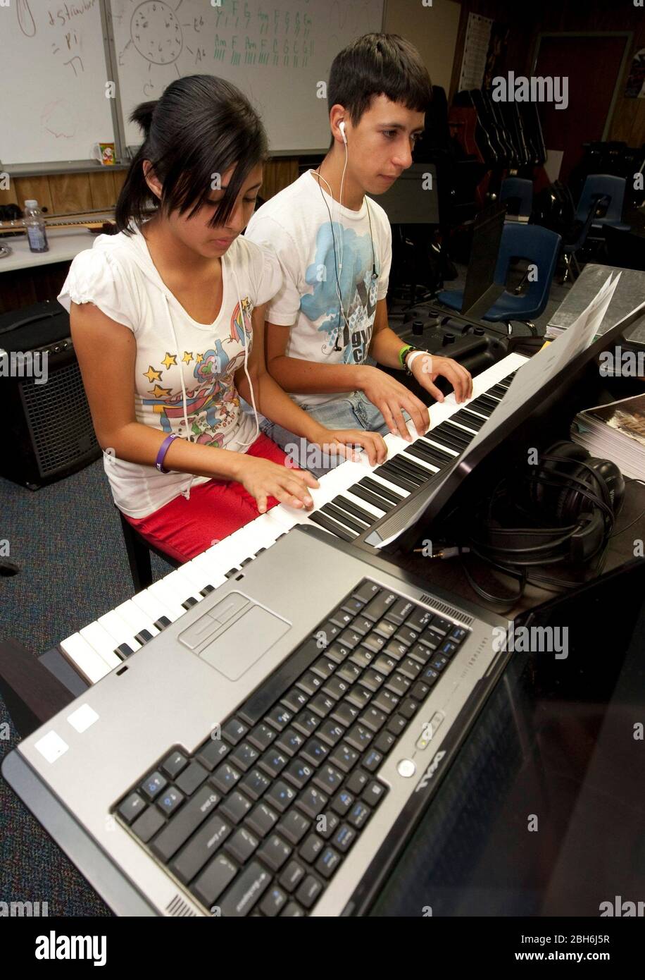 El Paso, Texas 28 maggio 2009: Gli studenti delle scuole superiori imparano la tastiera del pianoforte in un corso di apprezzamento musicale presso la Mission Early College High School. Gli studenti motivati possono ottenere una laurea presso l'El Paso Community College prima della laurea. ©Bob Daemmrich Foto Stock