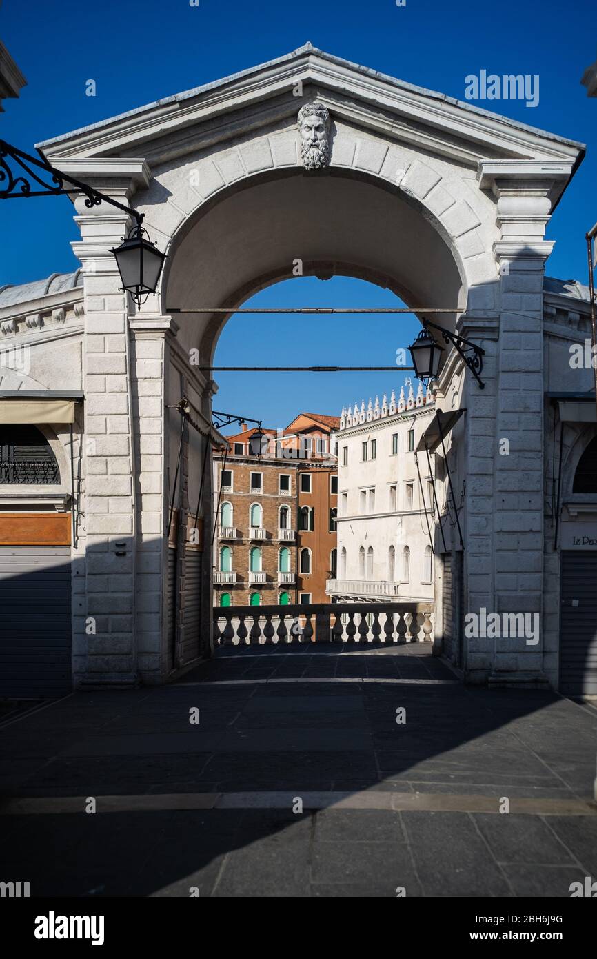 VENEZIA, ITALIA - APRILE 2020: Il ponte di Rialto è vuoto durante la chiusura nazionale per la pandemia Covid-19. Foto Stock