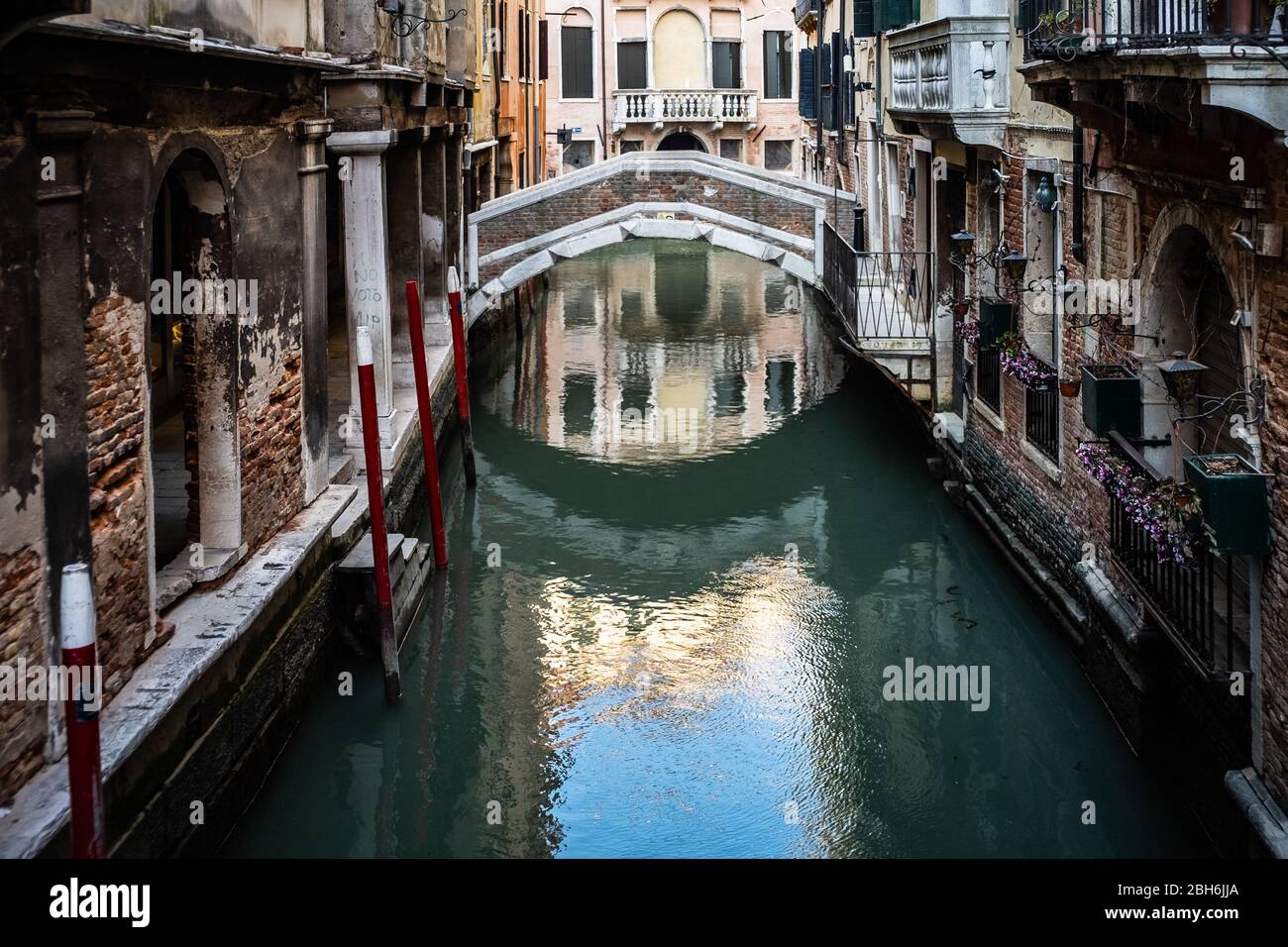 VENEZIA, ITALIA - APRILE 2020: Un canale vuoto durante il blocco nazionale per la pandemia Covid-19. Foto Stock