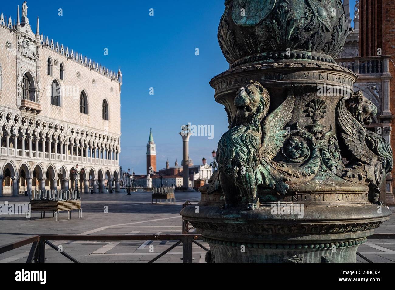 VENEZIA, ITALIA - 2020 APRILE: Piazza San Marco è vuota durante il blocco nazionale per la pandemia Covid-19. Foto Stock