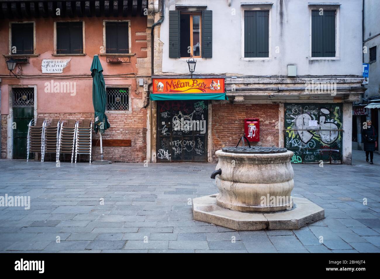 VENEZIA, ITALIA - APRILE 2020: Una piazza vuota e attività chiuse durante la chiusura nazionale per la pandemia Covid-19. Foto Stock
