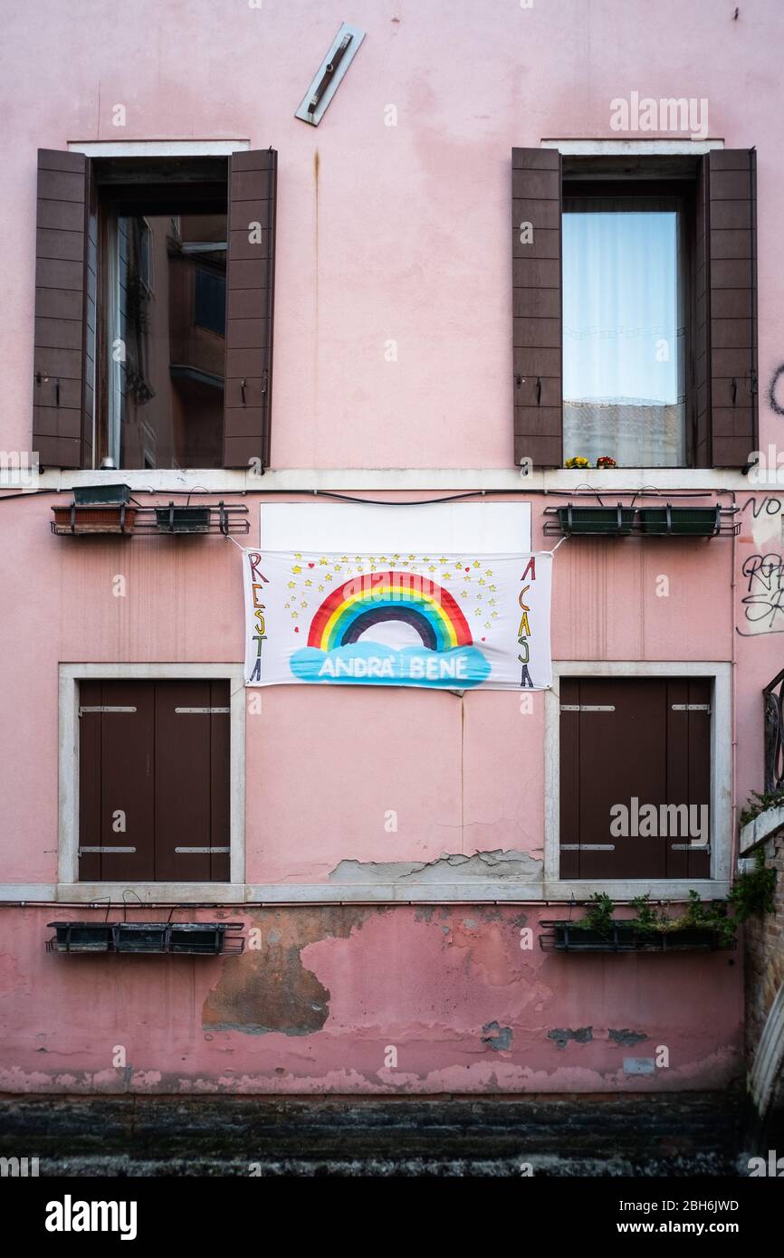VENEZIA, ITALIA - APRILE 2020: Un cartello con scritto 'tutto andrà bene' durante il blocco nazionale per la pandemia Covid-19. Foto Stock