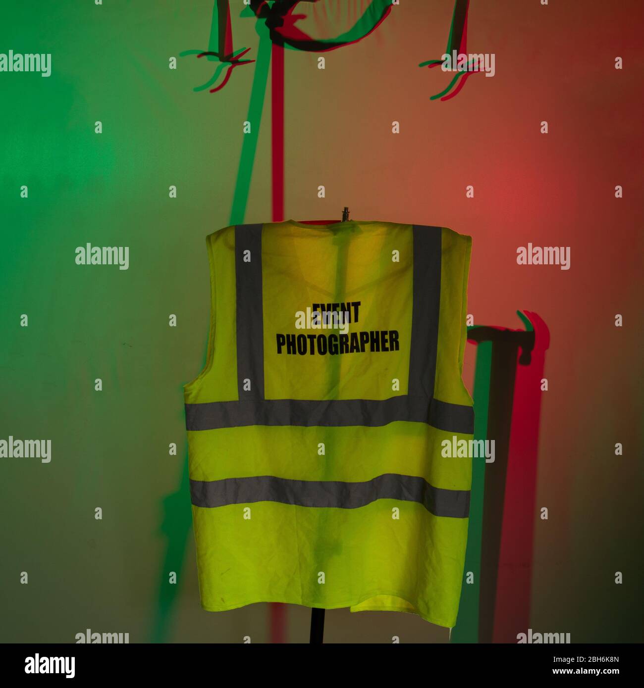 Fotografia del prodotto con una giacca ad alta visibilità con diffusore e giacca a colori illuminata Foto Stock