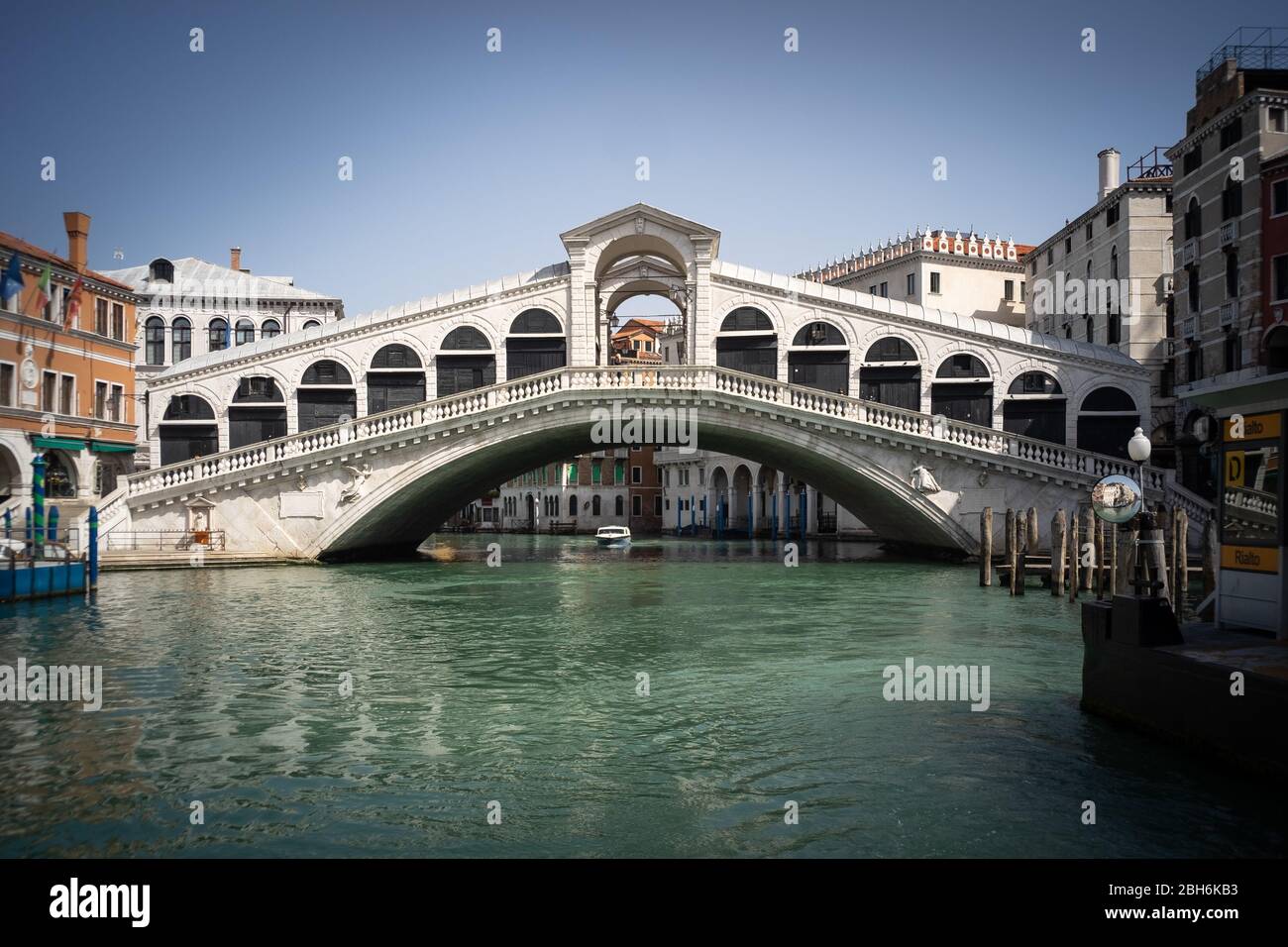 VENEZIA, ITALIA - APRILE 2020: Canali calmi e riflessi del ponte di Rialto durante la chiusura nazionale per la pandemia Covid-19. Foto Stock
