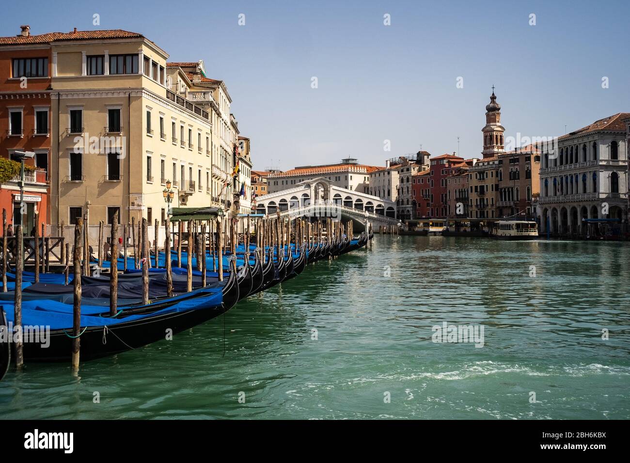 VENEZIA, ITALIA - 2020 APRILE: Le gondole sono ormeggiate accanto al ponte di rialto durante la chiusura nazionale per la pandemia Covid-19. Foto Stock