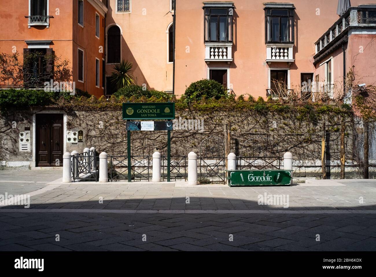 VENEZIA, ITALIA - APRILE 2020: Stazione chiusa della gondola durante il blocco nazionale per la pandemia Covid-19. Foto Stock