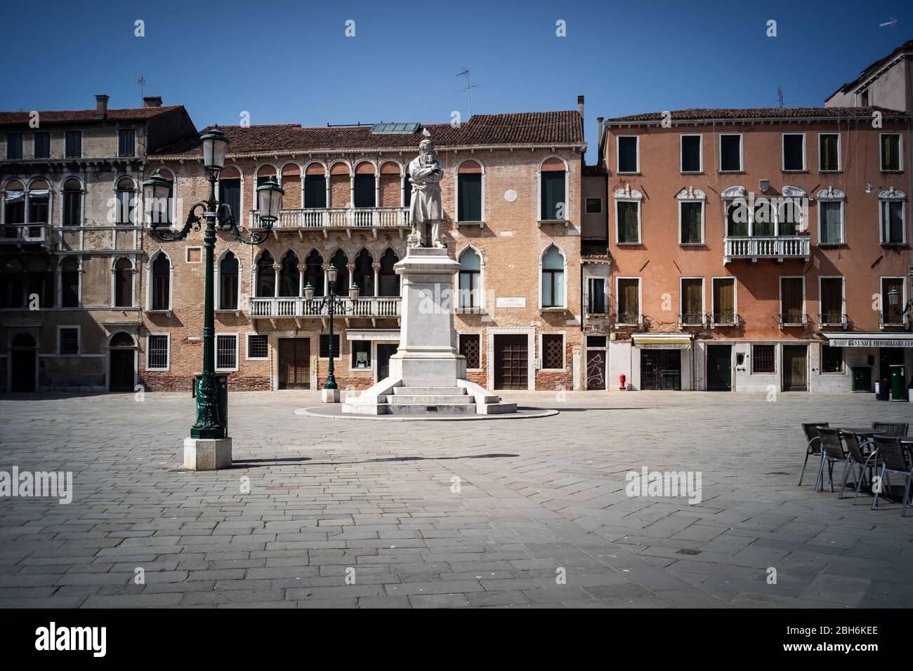 VENEZIA, ITALIA - APRILE 2020: Una piazza vuota durante il blocco nazionale per la pandemia Covid-19. Foto Stock