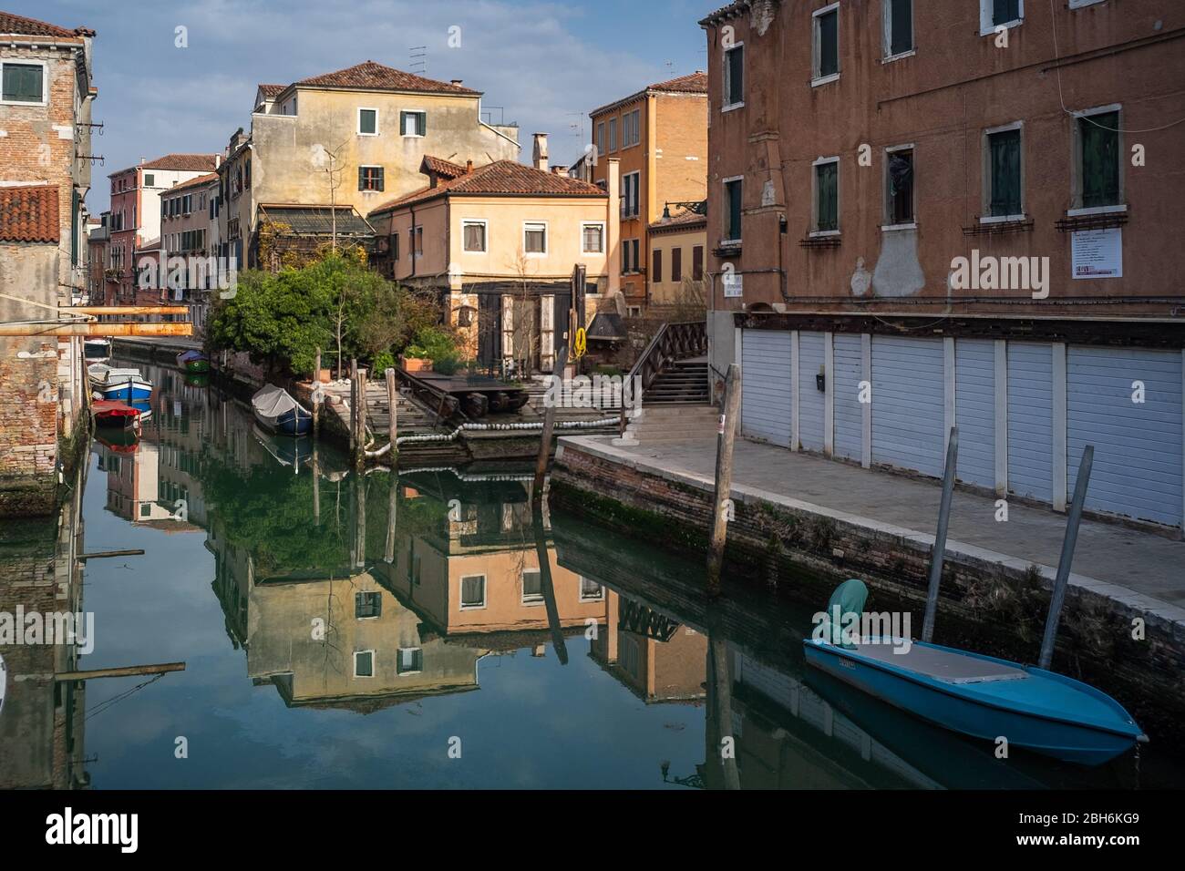 VENEZIA, ITALIA - APRILE 2020: Calmi canali e riflessioni durante il blocco nazionale per la pandemia Covid-19. Foto Stock