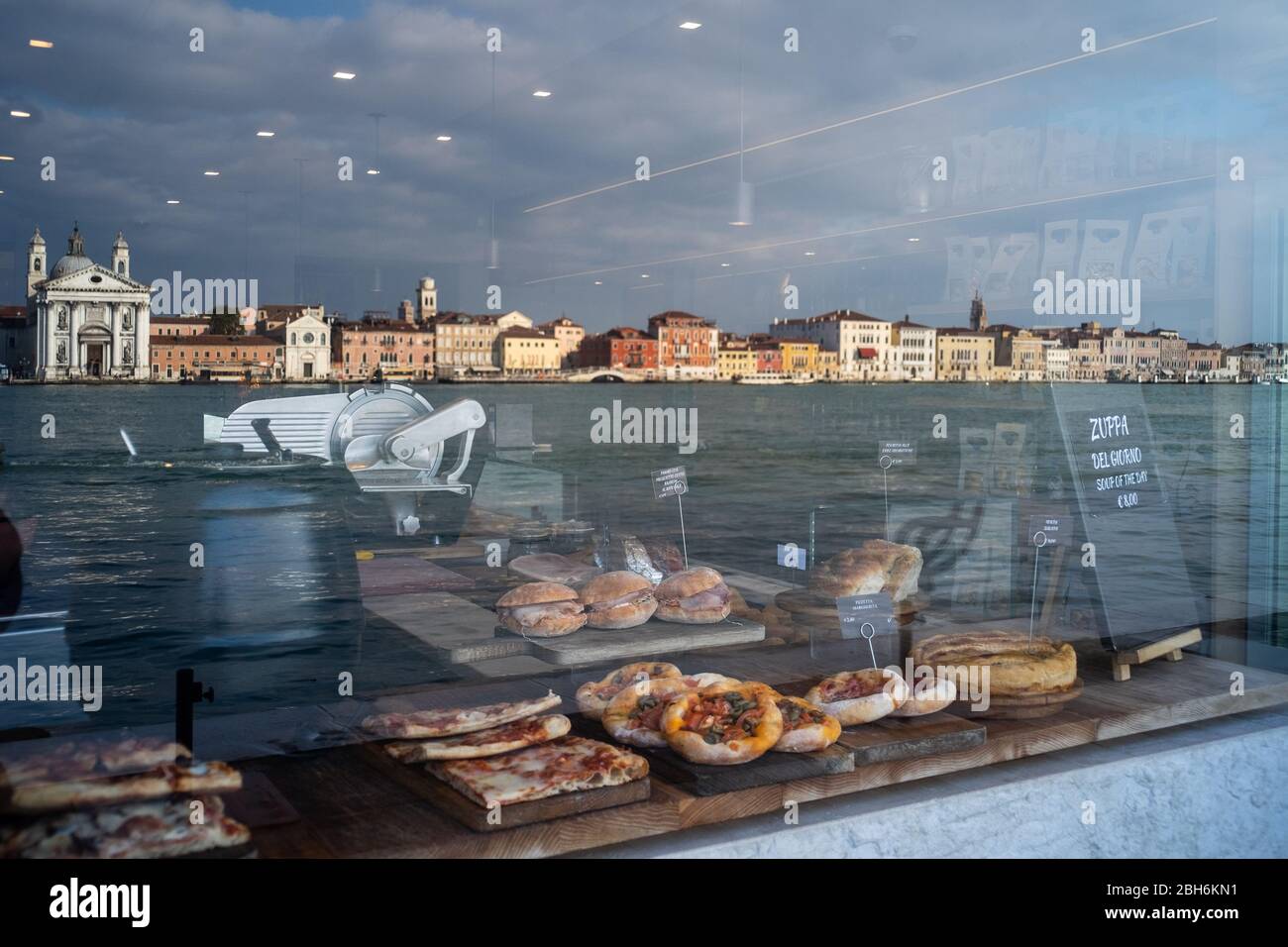 VENEZIA, ITALIA - APRILE 2020: Canali calmi e riflessioni di un negozio chiuso durante la chiusura nazionale per la pandemia Covid-19. Foto Stock