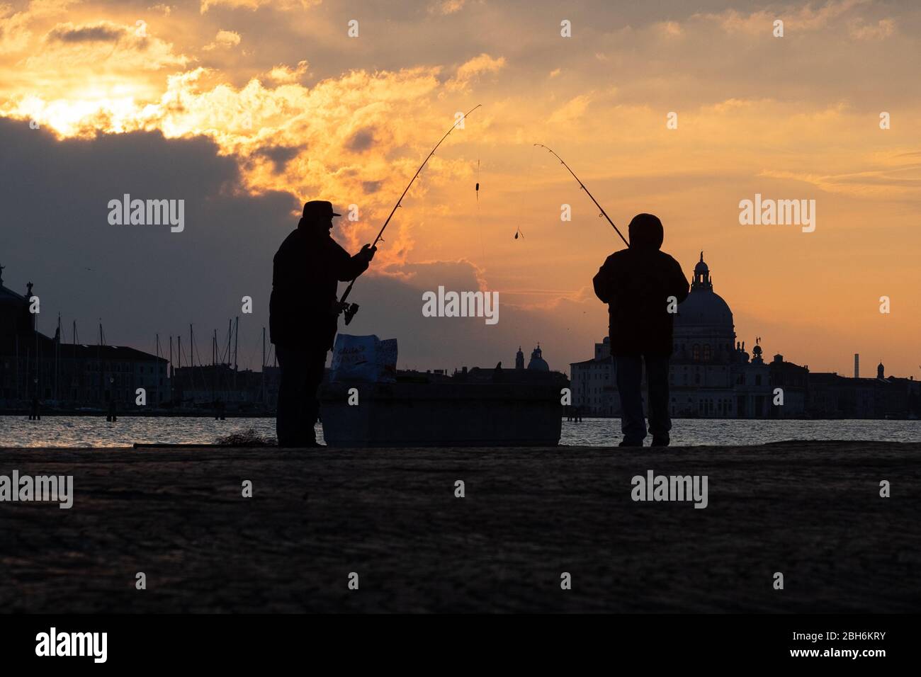 VENEZIA, ITALIA - APRILE 2020: Pescatori durante il blocco nazionale per la pandemia Covid-19. Foto Stock
