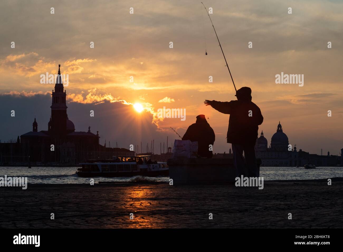 VENEZIA, ITALIA - APRILE 2020: Pescatori durante il blocco nazionale per la pandemia Covid-19. Foto Stock