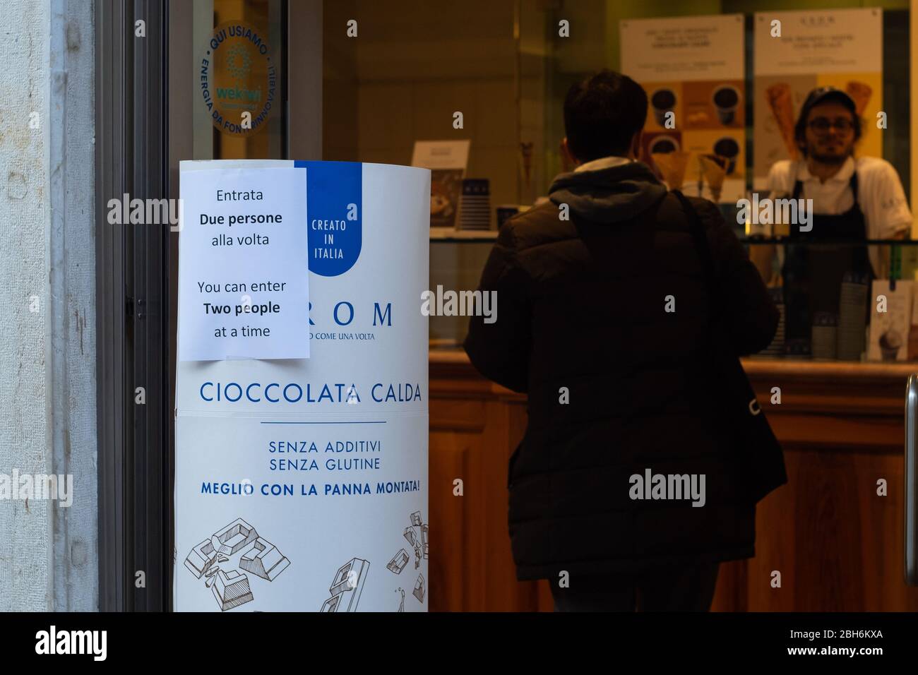 VENEZIA, ITALIA - APRILE 2020: Un negozio di gelato con accesso limitato durante il blocco nazionale per la pandemia Covid-19. Foto Stock