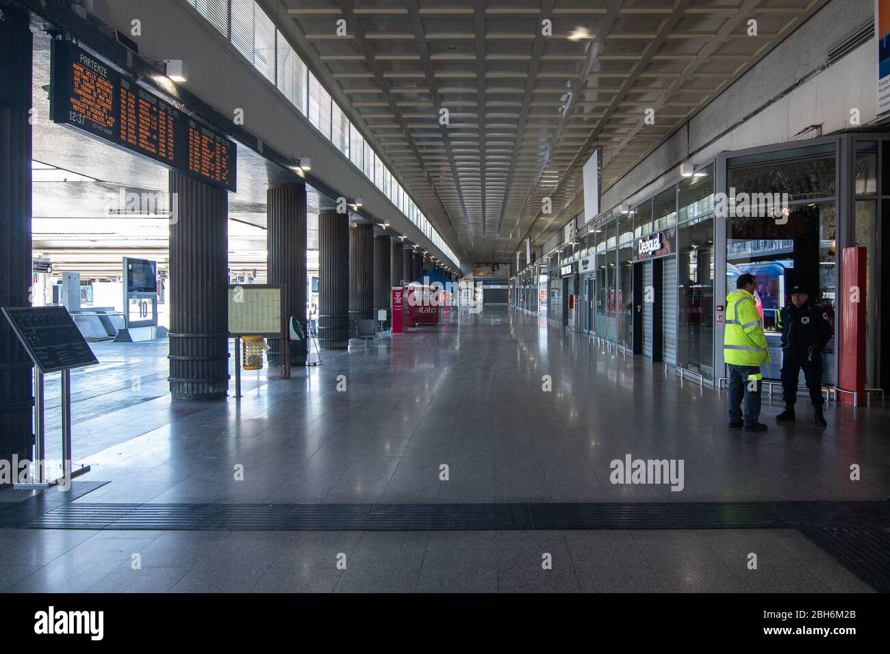 VENEZIA, ITALIA - APRILE 2020: Stazione ferroviaria di Venezia Santa Lucia durante il blocco nazionale per la pandemia Covid-19. Foto Stock