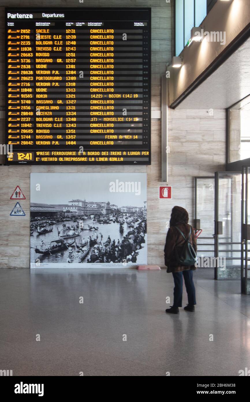 VENEZIA, ITALIA - APRILE 2020: Stazione ferroviaria di Venezia Santa Lucia durante il blocco nazionale per la pandemia Covid-19. Foto Stock
