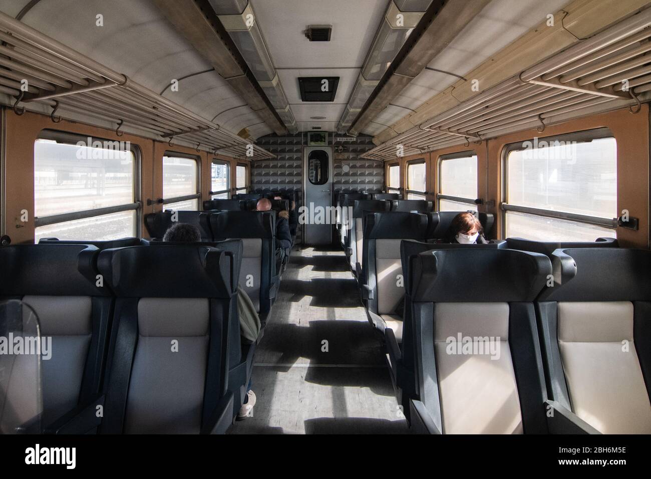 VENEZIA, ITALIA - APRILE 2020: Un treno durante il blocco nazionale per la pandemia Covid-19. Foto Stock