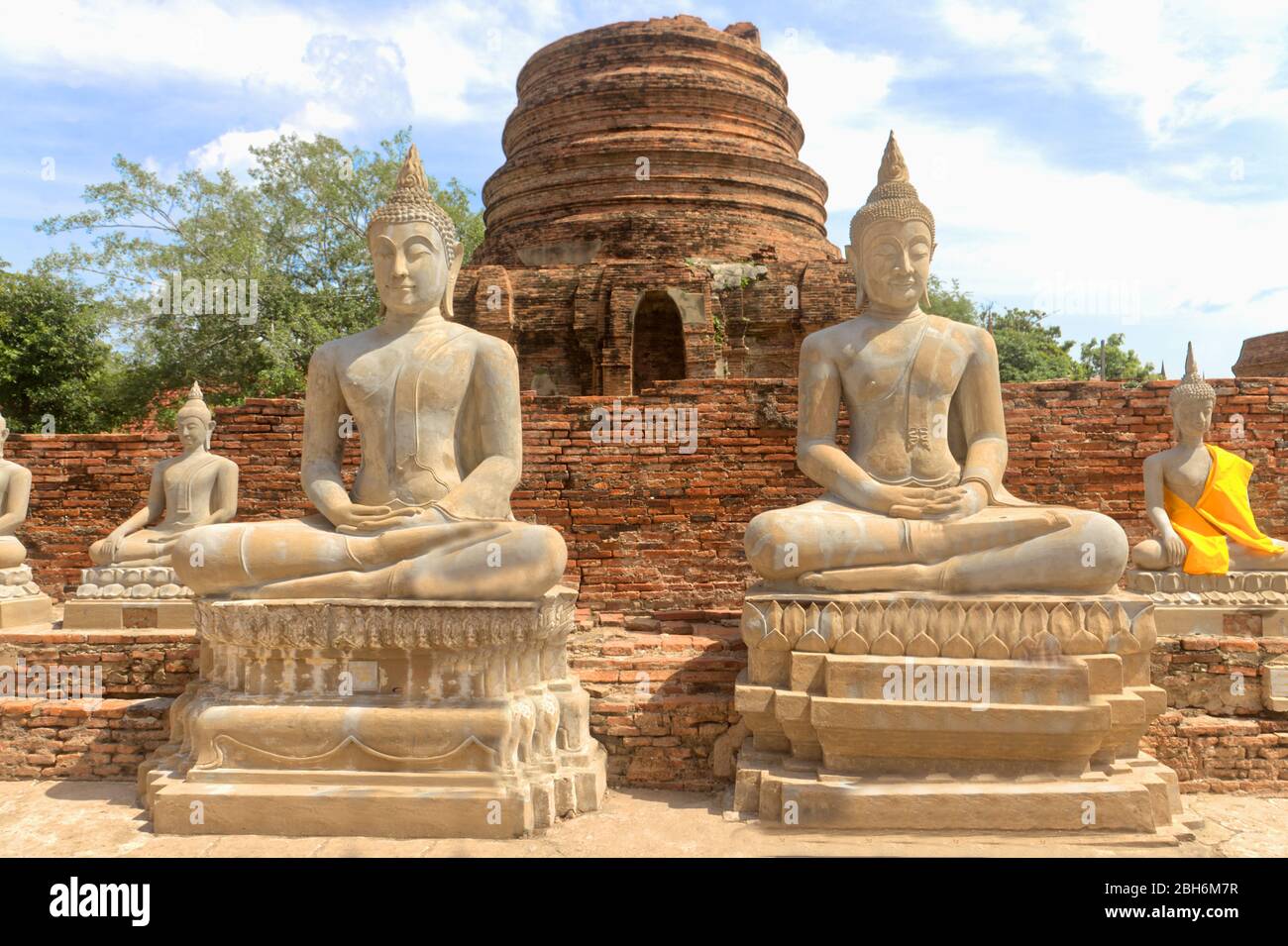 Statue di Buddha ad Ayuttaya l'antica città ed ex capitale del Siam, l'attuale Thailandia, distrutta in una battaglia con la Birmania nel 1767 Foto Stock